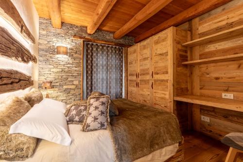 a bedroom with a bed in a log cabin at Elva Apartments in Elva