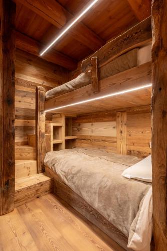 a log cabin bedroom with a bed in it at Elva Apartments in Elva