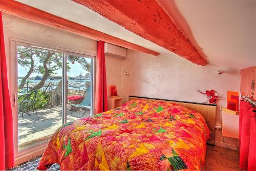 1 dormitorio con cama y ventana grande en LA CABANE D'ISA, en Sète