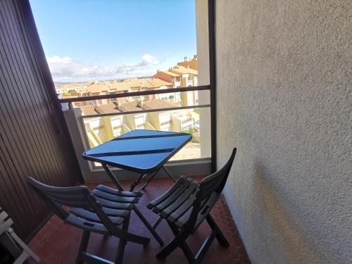 une table et des chaises sur un balcon avec vue dans l'établissement Soleil Levant 2 - En bord de mer - Superbe Appartement Cosy - Accès direct plage - Proche Commerces et Animations, au Barcarès
