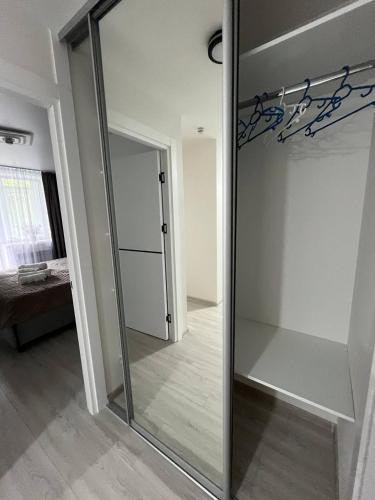 um espelho grande num quarto com um corredor em Tatiana apartment em Chisinau