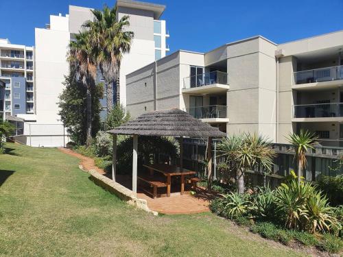Κήπος έξω από το Coastal Salty Kiss Sleeps 4!
