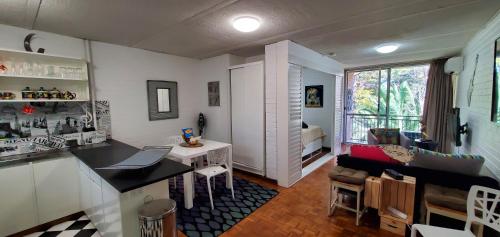 um pequeno quarto com uma cozinha e uma secretária. em Quaint & Tranquil Subiaco 1 Bedroom Apartment em Perth