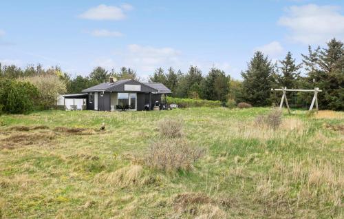 a house in the middle of a field at 2 Bedroom Beautiful Home In Hurup Thy in Sindrup