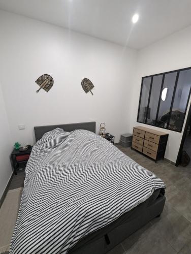 - une chambre avec un grand lit et une télévision dans l'établissement Spacious Apartment La Ciotat Old Town, à La Ciotat