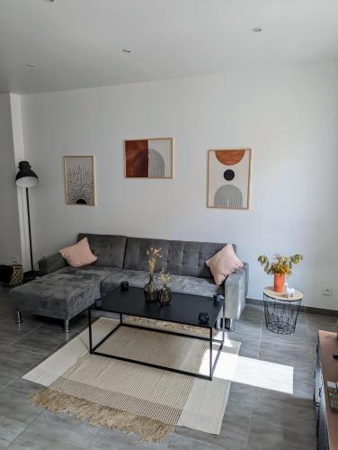 un salon avec un canapé et une table basse dans l'établissement Spacious Apartment La Ciotat Old Town, à La Ciotat