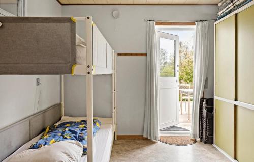 - une chambre avec des lits superposés et une porte dans l'établissement Beautiful Home In Stege With Wifi, à Stege