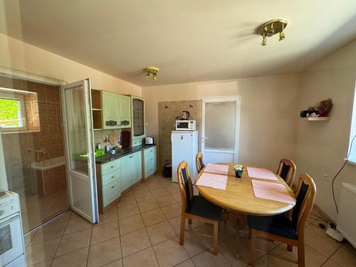 Kuchyň nebo kuchyňský kout v ubytování Apartmány Kněžičky