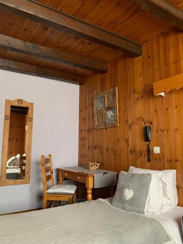 Katil atau katil-katil dalam bilik di Hotels Les Catrems & Le Montagnou