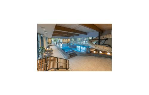 Der Swimmingpool an oder in der Nähe von Gorgeous Home In Lembruchdümmer See