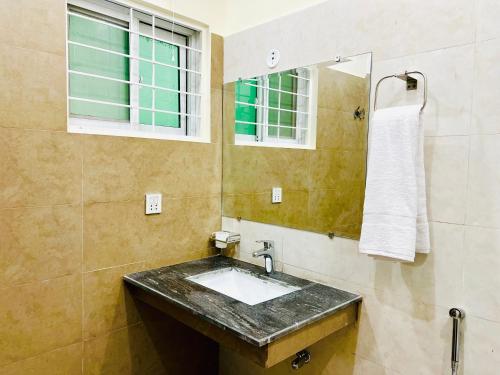 拉合爾的住宿－Sj Luxury Suits，一间带水槽和镜子的浴室