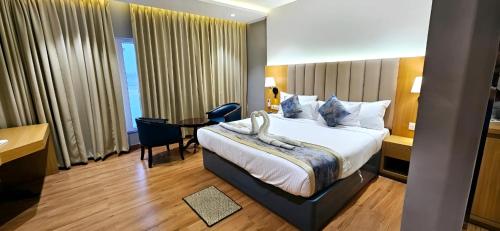 Habitación de hotel con cama y escritorio en Sri Radhe Resort, en Supaul