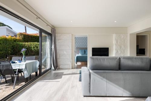 a living room with a couch and a table at Casa em Cascais in Cascais