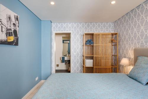 カスカイスにあるCasa em Cascaisの青い壁のベッドルーム1室