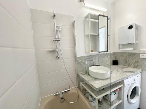 ein Badezimmer mit einem Waschbecken, einem WC und einem Spiegel in der Unterkunft Oasis près du Golf avec piscine et parking in Anglet
