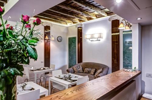 ローマにあるGood Life Montiのテーブルと椅子、長いカウンター付きのレストラン