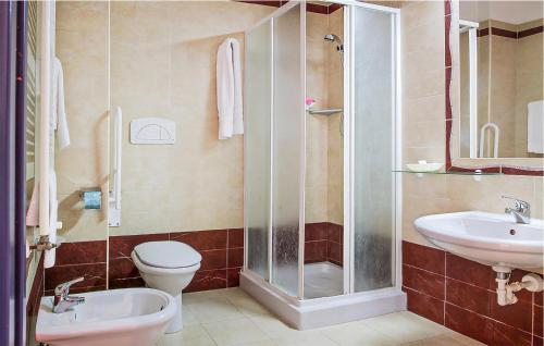 La salle de bains est pourvue d'une douche, de toilettes et d'un lavabo. dans l'établissement Alessidamo Bilo, à Métaponte