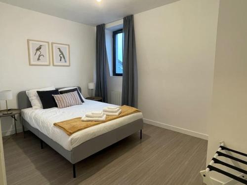 une chambre avec un lit avec deux serviettes dessus dans l'établissement Appartement centre-ville Évreux, à Évreux