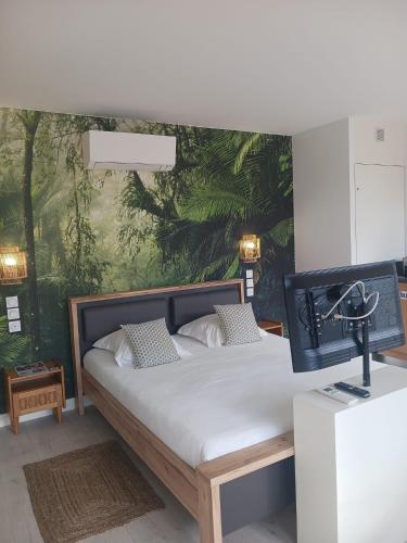 1 dormitorio con 1 cama y un mural en la pared en Aracari, en Villars-les-Dombes