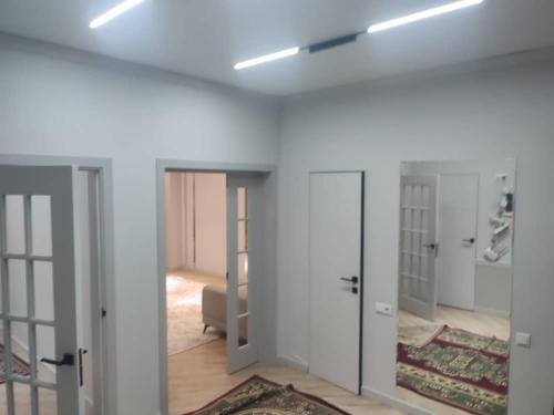 een kamer met witte muren en een wit plafond bij Элитная квартира со всеми удобствами в центре города Каракол in Karakol