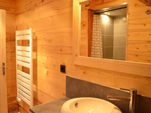 une salle de bain avec un lavabo et un miroir dans l'établissement Appartement Lumineux 3 Pièces avec Balcon, Parking, et Équipements Famille à Châtel - FR-1-676-46, à Châtel
