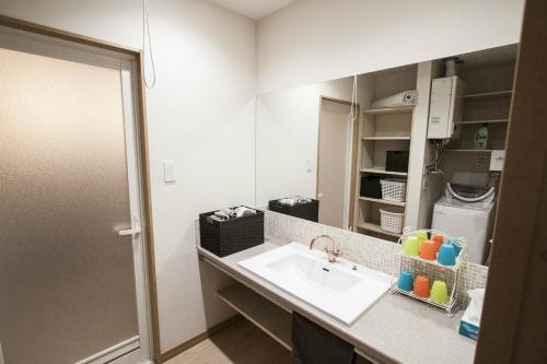 札幌市にあるNiwa House / Vacation STAY 2195のバスルーム(シンク、冷蔵庫付)