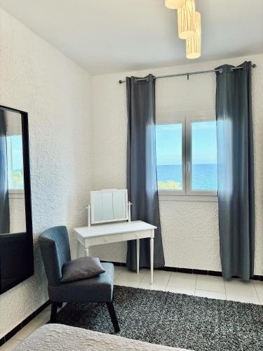 a room with a chair and a desk and a window at Residence Canella in Sari Solenzara