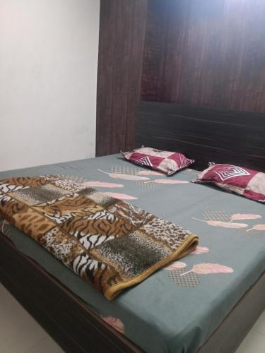 2 łóżka w sypialni z kocem w obiekcie A STAR HOME STAY w mieście Amritsar
