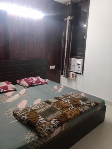 sypialnia z łóżkiem z kocem tygrysim w obiekcie A STAR HOME STAY w mieście Amritsar