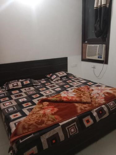 łóżko z kołdrą w pokoju w obiekcie A STAR HOME STAY w mieście Amritsar