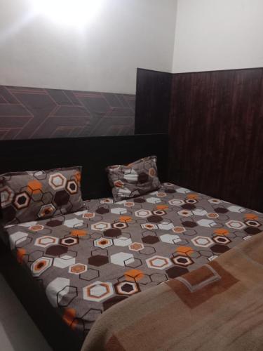 łóżko z kołdrą i poduszkami w obiekcie A STAR HOME STAY w mieście Amritsar