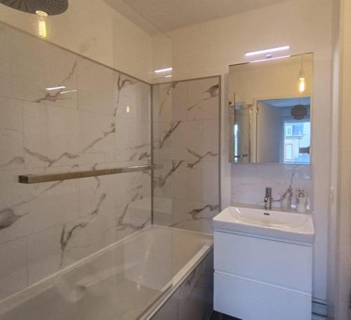 une salle de bain avec une baignoire, un lavabo et une douche dans l'établissement Appartement proximité directe Rouen, à Sotteville-lès-Rouen