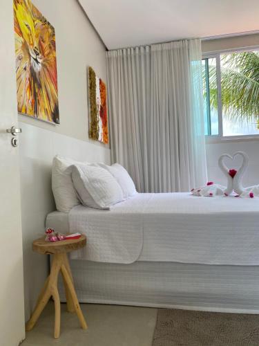 雅帕拉廷加的住宿－Parada IT，一间卧室设有一张大床和窗户