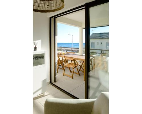 une salle à manger avec vue sur l'océan dans l'établissement Résidence Leucate Plage « Le Balcon », à Leucate