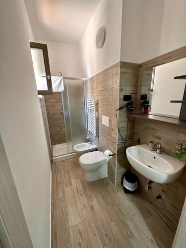a bathroom with a toilet and a sink at Affittacamere Villa Ginevra in Gallipoli