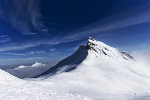 Pemandangan gunung umum atau pemandangan gunung yang diambil dari hotel