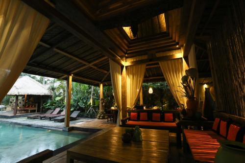 La alberca dentro o cerca de Ubud Virgin Villa