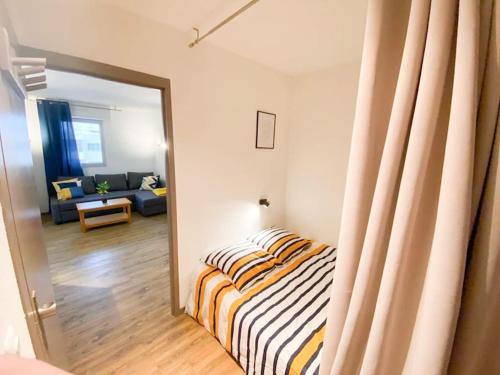 une chambre avec un lit et un miroir dans l'établissement Azur- 4 pers Hyper centre - Plage à 2 mn à pied - Terrasse, à Saint-Raphaël