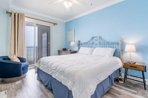 - une chambre bleue avec un grand lit et une chaise bleue dans l'établissement Island Royale 1004, à Gulf Shores