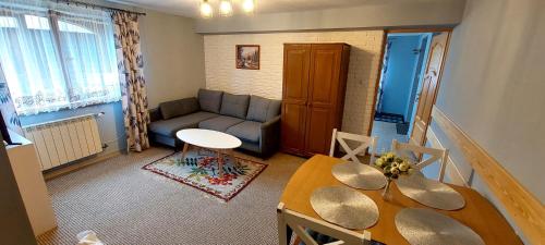 sala de estar con sofá y mesa en Pokoje u Doroty - w bliskości z naturą en Zakopane