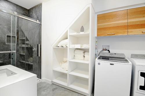 eine weiße Waschküche mit Waschmaschine und Trockner in der Unterkunft 30 Chemin Blanc in Stoneham