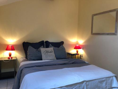 - une chambre avec un grand lit et deux lampes dans l'établissement Appartment Reynes rando, nature & relaxation !, à Reynès