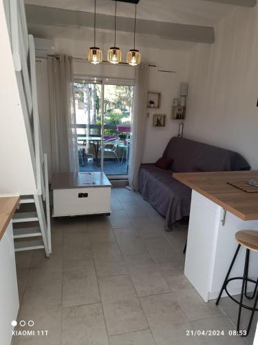 un salon avec un canapé et une table dans l'établissement studio au cap d'agde dans les pinèdes, au Cap d'Agde