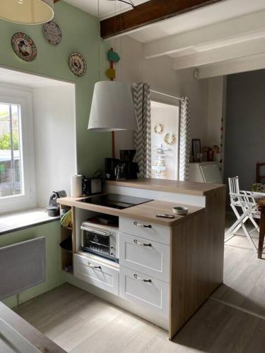 - une cuisine avec un comptoir et une cuisinière four supérieur dans l'établissement Ty Manine, à Brélidy