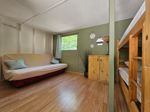 ヴァロン・ポン・ダルクにあるCamp des Gorges - Camping Natureの小さなベッドルーム(ベッド1台付)、二段ベッド1組が備わります。