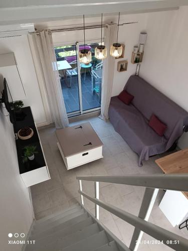 un salon avec un canapé et une table dans l'établissement studio au cap d'agde dans les pinèdes, au Cap d'Agde