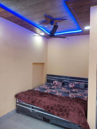 una camera con letto e ventilatore a soffitto di Shri KrishnMohini Home stay a Mathura