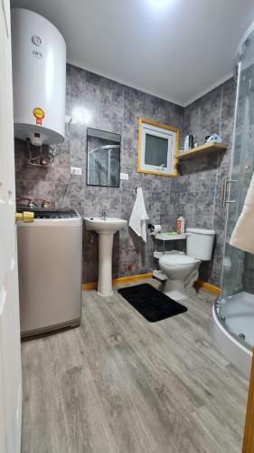 a bathroom with a sink and a toilet and a tub at Radio Navarino in Puerto Williams