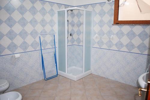 MaladroxiaにあるAppartamento con veranda e aria condizionata a Maladroxia C62のバスルーム(シャワー、トイレ付)