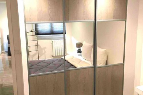 une pièce en verre avec un lit superposé à l'intérieur dans l'établissement Océan - 6 pers Hyper centre, au pied de la plage, à Saint-Raphaël